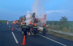 Xe đầu kéo chở 3 ô tô con cháy trên cao tốc, cả 4 phương tiện đều trơ khung