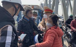 CSGT chạy bộ ngược dòng xe, kịp túm tay cứu người nhảy cầu Chương Dương