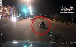 Video: Sang đường bất cẩn, nam thanh niên bị xe container tông trúng