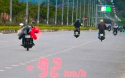 Đến tận nhà mời "quái xế" nằm trên yên xe máy phóng gần 100km/h ra làm việc