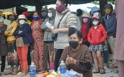 Nghẹn ngào nỗi đau bên bàn thờ tạm nạn nhân chìm tàu trên biển Cửa Đại