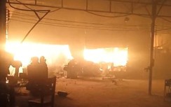 Cảnh sát vẫn đang xử lý đám cháy xưởng gỗ hàng nghìn m2 ở Bình Dương