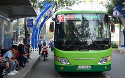 Thiếu bến bãi, xe buýt ở TP.HCM phải đón trả khách lòng đường