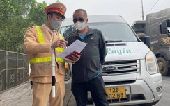 CSGT miệt mài tư vấn dịch vụ công, tài xế hài lòng chọn nộp phạt trực tuyến