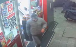 Công bố hình ảnh đối tượng dùng dao đe doạ nhân viên cửa hàng Circle K