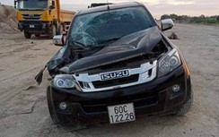 Video: Lái xe múc đập nát ô tô, tài xế may mắn thoát chết ở Bình Thuận