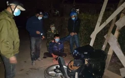 Nam 9x chở pháo lậu tăng ga bỏ chạy, tông vào xe chức năng