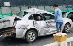 Video: Khoảnh khắc xe con bị vò nát bởi xe tải và xe container