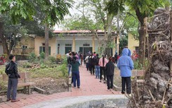 Vừa ho, vừa sốt, người mắc Covid-19 vật vã xếp hàng xin giấy xác nhận F0