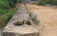 Cầu xây xong biến thành “bẫy” người đi đường vì... hết tiền hoàn thiện