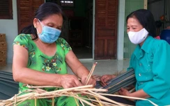 Nông dân Sóc Trăng thêm thu nhập nhờ làm hàng thủ công từ cây lục bình