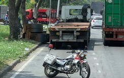 Cuộn sắt trên xe đầu kéo rơi xuống đường trúng người bán vé số