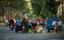 Đường lớn, cầu gần chợ Bình Điền “biến” thành nơi trung chuyển hàng hóa