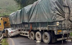 Xe con đấu đầu xe đầu kéo khiến 1 người nguy kịch, QL 3 ách tắc nhiều giờ