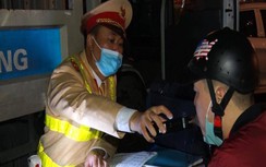 "Dính" nồng độ cồn bị giữ xe, tài xế than "giỗ bố vợ khó từ chối rượu"