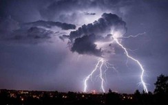 Hà Nội dự báo mưa dông, lốc, sét, nếu có thể hãy về nhà sớm để giữ an toàn