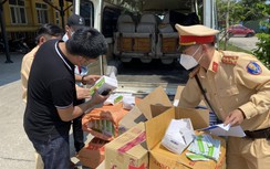 Kiểm tra xe khách, CSGT phát hiện 6.000 bộ kit test Covid-19 nhập lậu