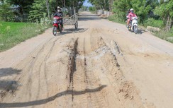 Xe chở thiết bị điện gió, mặt trời "băm nát" đường nông thôn ở Ninh Thuận