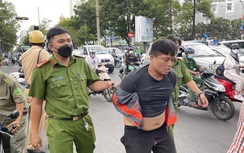 CSGT Chợ Lớn quật ngã kẻ giật điện thoại của cô gái trẻ