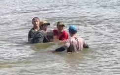 Phát hiện thi thể người đàn ông bị trói, cột đá ở bãi nuôi ngao