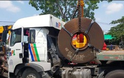 Cuộn sắt nặng 20 tấn bị đứt xích đè cabin xe đầu kéo, tài xế thoát chết