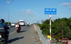 Hàng loạt nắp cống ở đường dẫn cầu Cần Thơ "bốc hơi", gây mất ATGT