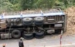Xe tải chở mía lật trên QL26, giao thông bị ách tắc hai chiều