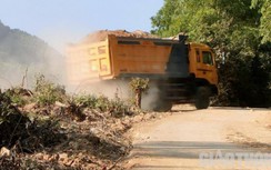 Kinh hoàng đoàn xe quá tải vô tư cày đường từ mỏ đất hết hạn ở Bình Định