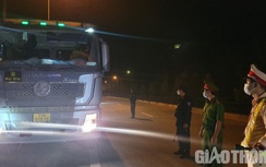 Cận cảnh liên ngành Công an “xuyên đêm” tuần tra, xử nghiêm xe quá tải