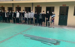 Kinh hoàng 20 thanh niên vác hung khí ra đường thị uy rồi lao vào hỗn chiến