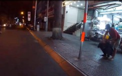 Hình sự truy đuổi như phim, rút súng khống chế 2 tên cướp ở TP.HCM