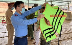 Lai Châu tăng cường kiểm tra giao thông thủy, tặng áo phao cho chủ tàu