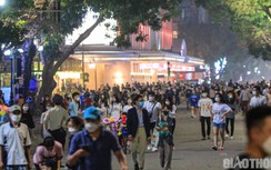 Phố đi bộ Hồ Gươm đông vui ngay đêm đầu mở cửa trở lại