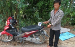 Gã đàn ông giở trò đồi bại với con gái của bạn giữa đồng vắng