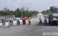 Người dân, học sinh vô tư “vượt rào” qua cầu Vàm Xáng đang thi công