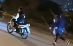 Hàng trăm thanh niên vác hung khí hỗn chiến trong đêm, một người nằm gục