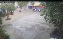 4 người trên 2 xe máy ngã nhào, tên cướp táo tợn vẫn giằng co với nữ sinh