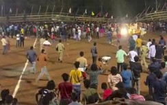 Cận cảnh khán đài có 3000 khán giả đang ngồi đổ sụp như núi lở