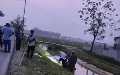 Thanh niên tử vong cạnh xe máy dưới kênh, nghi do TNGT