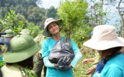 H'Hen Niê chân lấm tay bùn đi trồng rừng