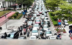 Hà Nội tái diễn "đặc sản" tắc đường khi số ca nhiễm Covid-19 giảm mạnh