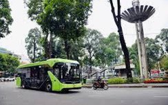Xe buýt điện thu hút khách tại TP.HCM