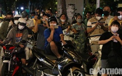 Hàng trăm người tụ tập đông nghẹt xem khám xét nhà bà Nguyễn Phương Hằng