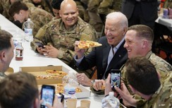 Tổng thống Mỹ ăn pizza cùng binh sĩ, gặp 2 Bộ trưởng Ukraine tại Ba Lan