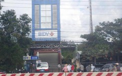 Nam thanh niên cầm vật giống súng, xông vào cướp ngân hàng ở Bình Dương