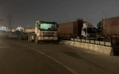 TP.HCM: Loạt xe container đậu tràn cầu Phú Hữu khiến người đi đường sợ hãi