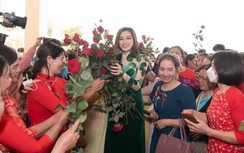 Đỗ Thị Hà diện áo dài màu xanh lá, về Thanh Hoá được người dân vây quanh