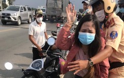 CSGT TP.HCM cứu người phụ nữ định nhảy cầu Phú Cường tự tử vì buồn gia đình