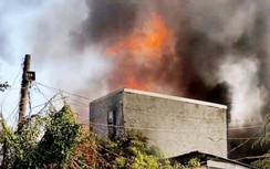 Nhiều căn nhà bị thiêu rụi sau vụ cháy ở TP Long Xuyên