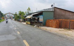 Hàng loạt hộ dân xây nhà bên tuyến ĐT933 ở Sóc Trăng, vì sao chỉ xử lý một?